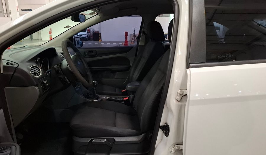 Ford Focus Ii 2.0 TREND MT Hatchback 2011