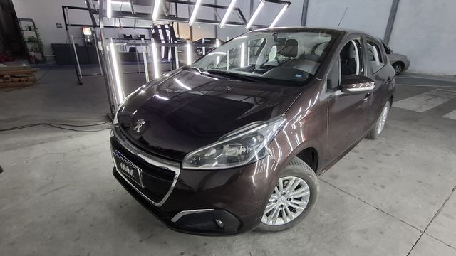 Peugeot • 208