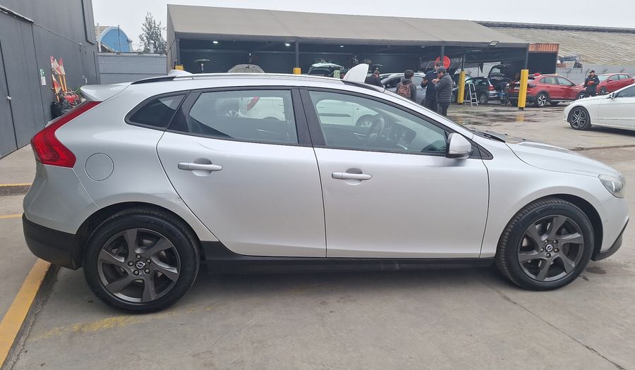 Volvo V40 2.0 T4 AUTO LIMITED CROSS COUNTRY 4WD Hatchback 2015