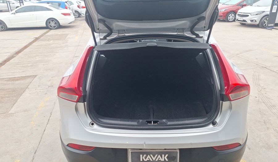 Volvo V40 2.0 T4 AUTO LIMITED CROSS COUNTRY 4WD Hatchback 2015