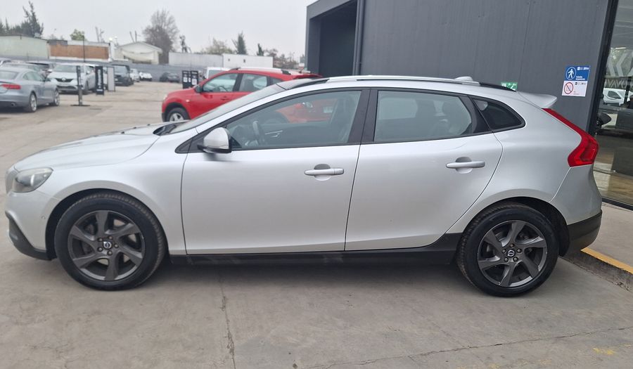 Volvo V40 2.0 T4 AUTO LIMITED CROSS COUNTRY 4WD Hatchback 2015