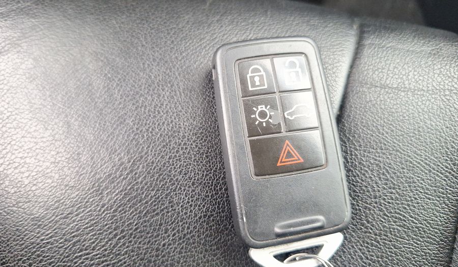 Volvo V40 2.0 T4 AUTO LIMITED CROSS COUNTRY 4WD Hatchback 2015