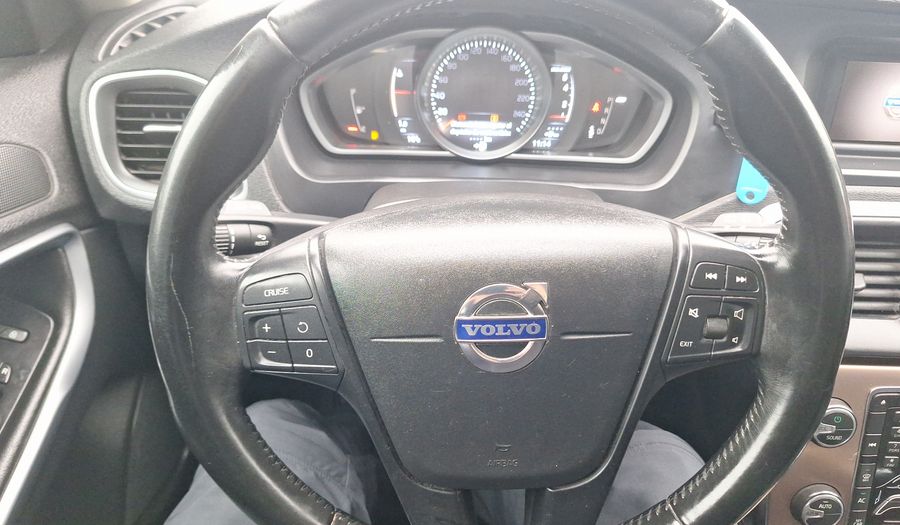 Volvo V40 2.0 T4 AUTO LIMITED CROSS COUNTRY 4WD Hatchback 2015