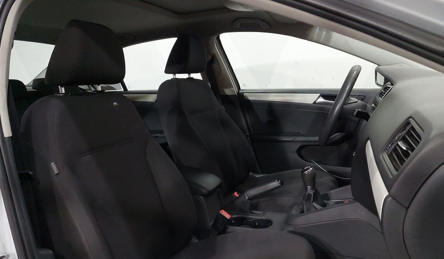 Volkswagen Jetta 2.5 COMFORTLINE MT BOLSAS AIRE DEL. Sedan 2017