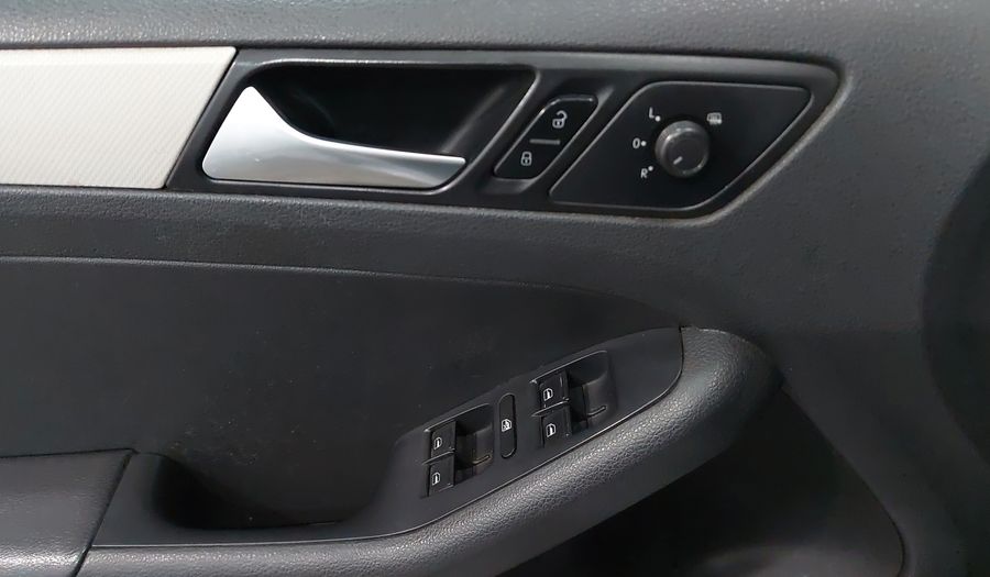 Volkswagen Jetta 2.5 COMFORTLINE MT BOLSAS AIRE DEL. Sedan 2017