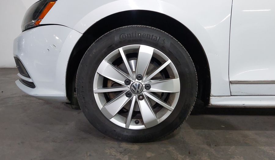 Volkswagen Jetta 2.5 COMFORTLINE MT BOLSAS AIRE DEL. Sedan 2017