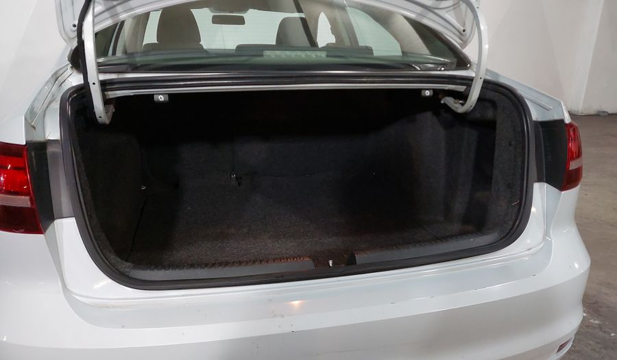 Volkswagen Jetta 2.5 COMFORTLINE MT BOLSAS AIRE DEL. Sedan 2017