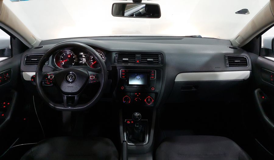 Volkswagen Jetta 2.5 COMFORTLINE MT BOLSAS AIRE DEL. Sedan 2017