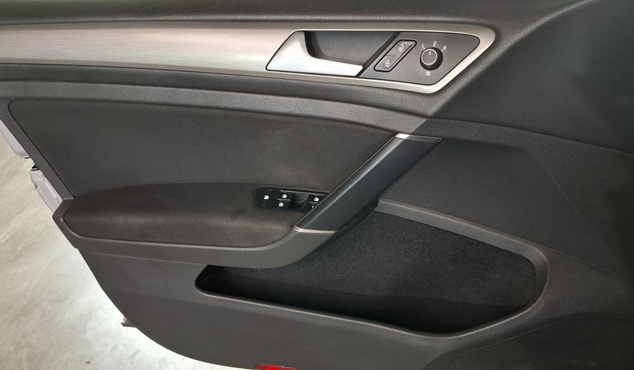 Volkswagen Golf 1.6 MPI TRENDLINE Hatchback 2015