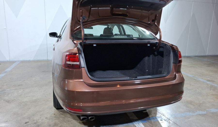 Volkswagen Jetta 2.5 TRENDLINE TIP. Sedan 2016