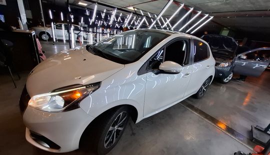 Peugeot • 208