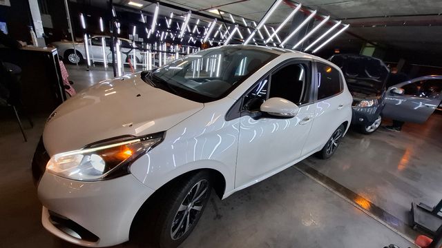 Peugeot • 208
