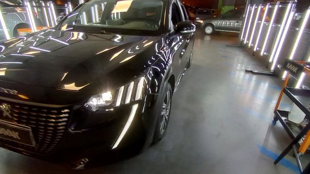 Peugeot • 208
