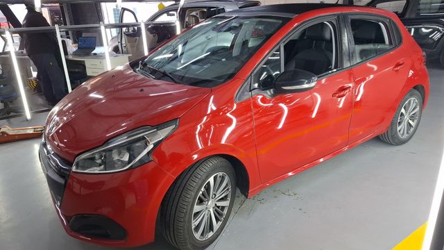 Peugeot • 208