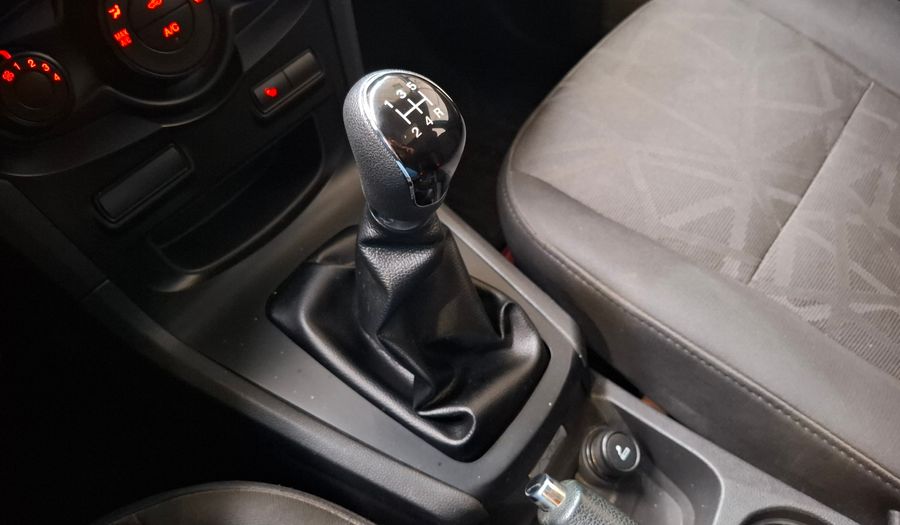 Ford Fiesta Kinetic Design 1.6 16V TITANIUM Hatchback 2013