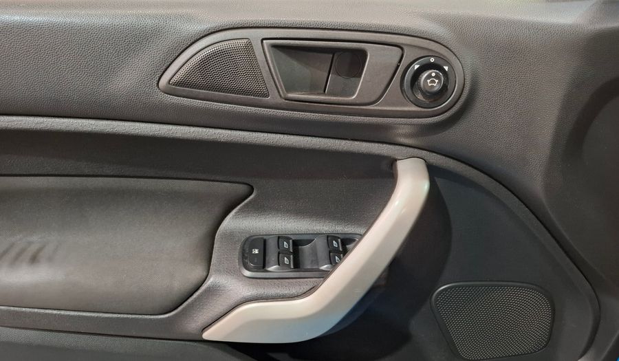 Ford Fiesta Kinetic Design 1.6 16V TITANIUM Hatchback 2013