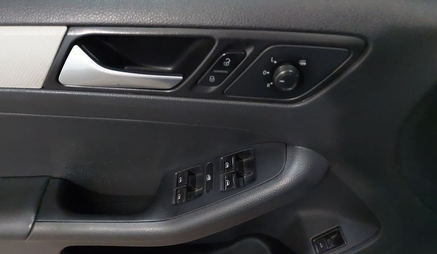 Volkswagen Jetta 2.5 TRENDLINE MT Sedan 2015