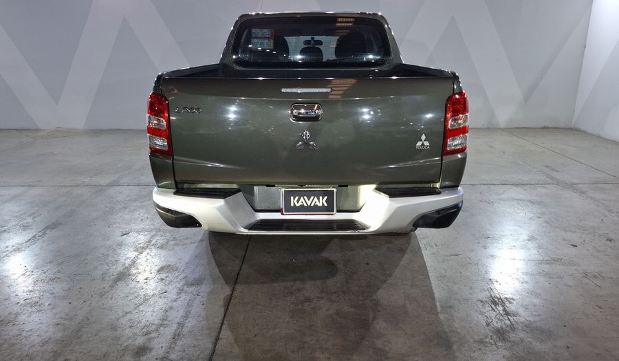 Mitsubishi L200 2.4 GASOLINA GLS DOBLE CABINA 4X2 Pickup 2016