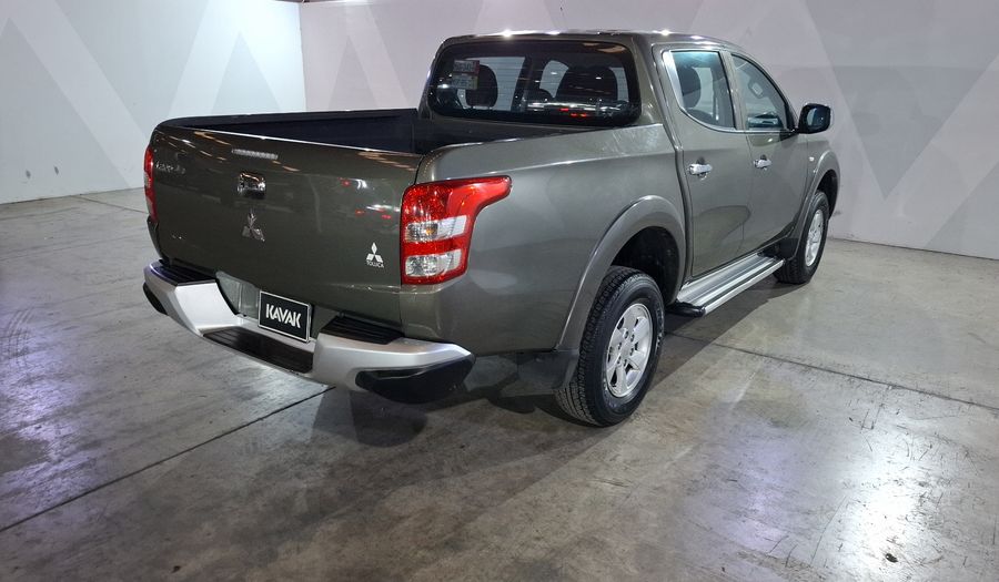 Mitsubishi L200 2.4 GASOLINA GLS DOBLE CABINA 4X2 Pickup 2016