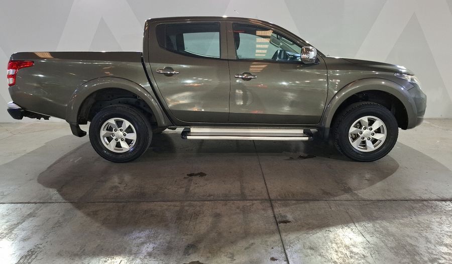 Mitsubishi L200 2.4 GASOLINA GLS DOBLE CABINA 4X2 Pickup 2016