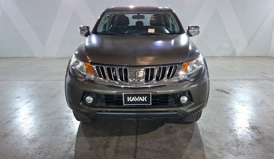 Mitsubishi L200 2.4 GASOLINA GLS DOBLE CABINA 4X2 Pickup 2016