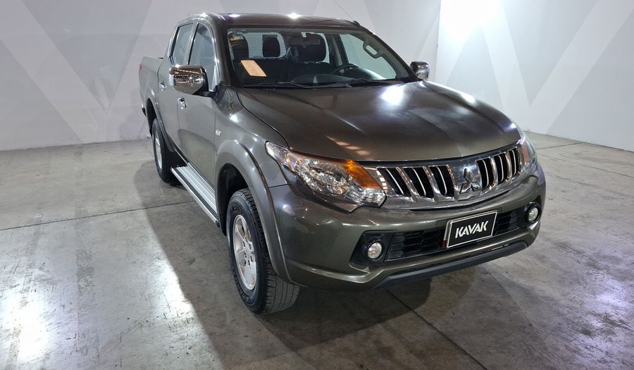 Mitsubishi L200 2.4 GASOLINA GLS DOBLE CABINA 4X2 Pickup 2016