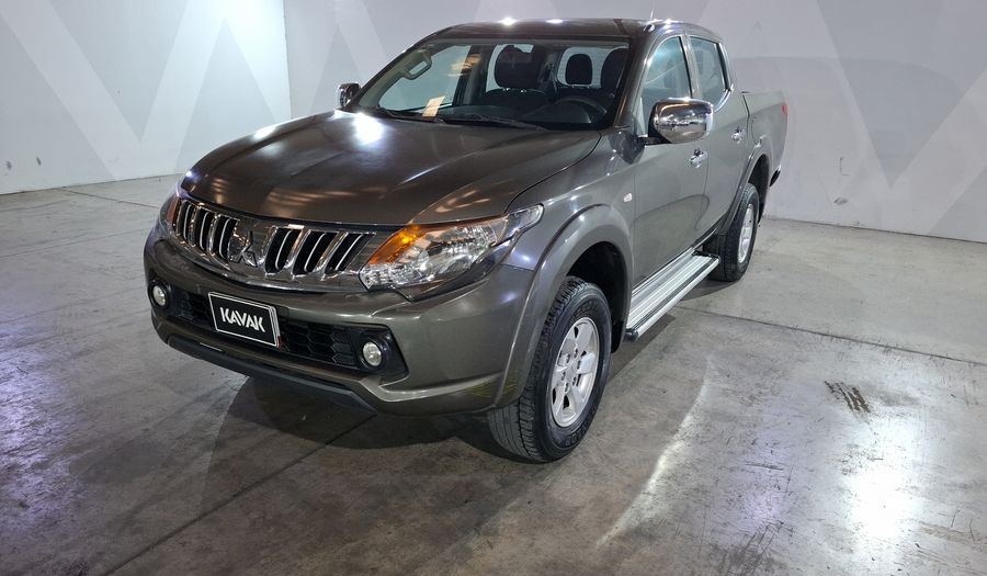 Mitsubishi L200 2.4 GASOLINA GLS DOBLE CABINA 4X2 Pickup 2016