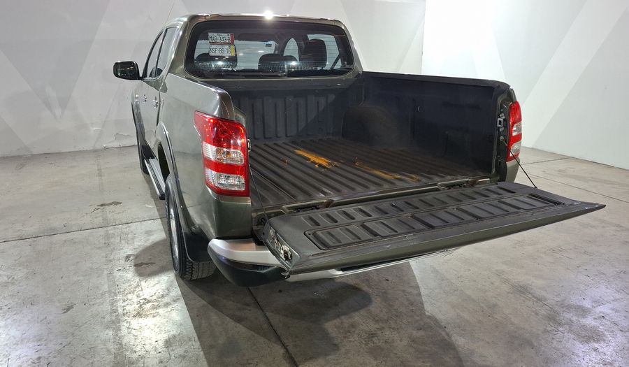 Mitsubishi L200 2.4 GASOLINA GLS DOBLE CABINA 4X2 Pickup 2016