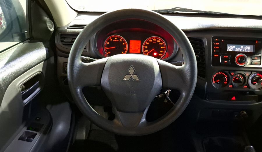 Mitsubishi L200 2.4 GASOLINA GLS DOBLE CABINA 4X2 Pickup 2016