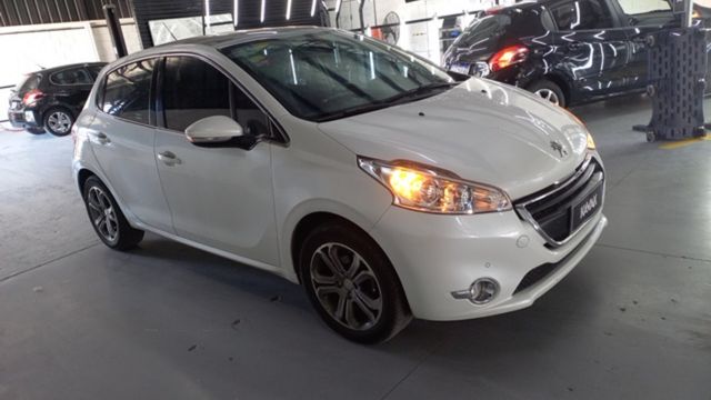 Peugeot • 208