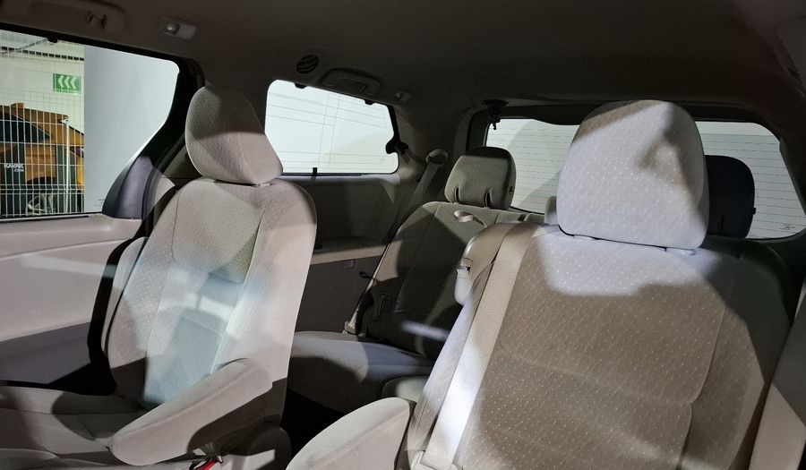 Toyota Sienna 3.5 XLE AT Minivan 2015