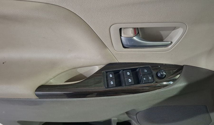 Toyota Sienna 3.5 XLE AT Minivan 2015