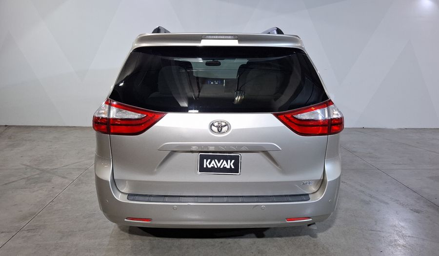 Toyota Sienna 3.5 XLE AT Minivan 2015