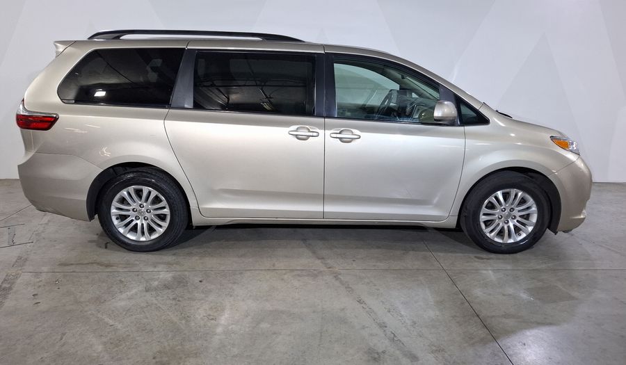 Toyota Sienna 3.5 XLE AT Minivan 2015