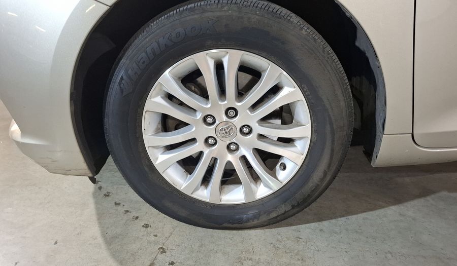 Toyota Sienna 3.5 XLE AT Minivan 2015