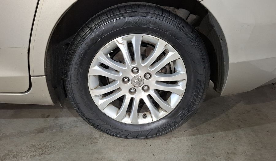 Toyota Sienna 3.5 XLE AT Minivan 2015