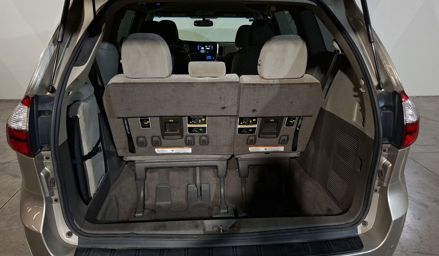 Toyota Sienna 3.5 XLE AT Minivan 2015