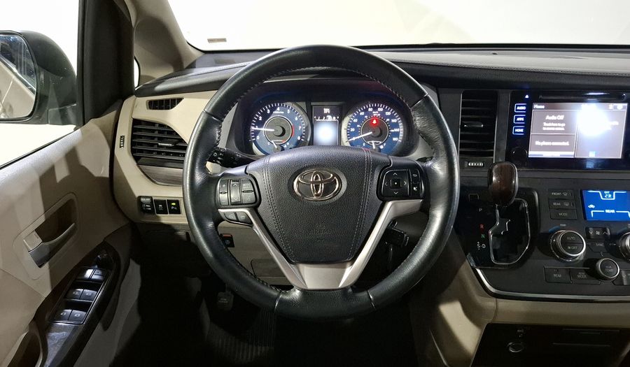 Toyota Sienna 3.5 XLE AT Minivan 2015