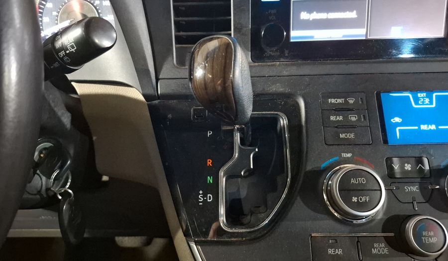Toyota Sienna 3.5 XLE AT Minivan 2015