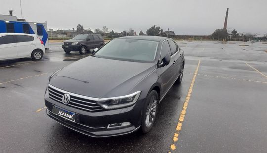 Volkswagen • Passat