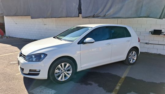 Volkswagen • Golf