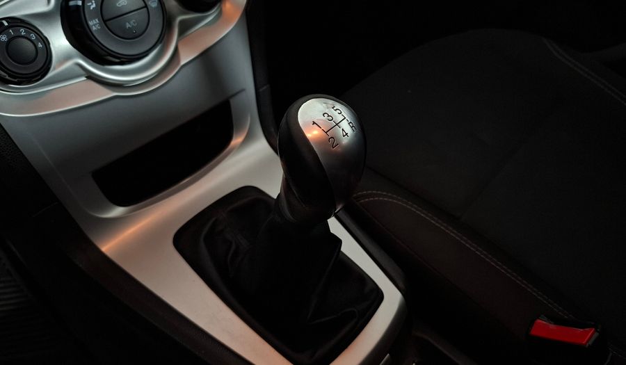 Ford Fiesta Kinetic Design 1.6 SE PLUS MT Sedan 2018