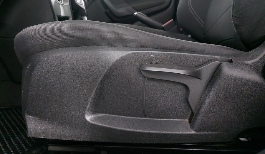 Ford Fiesta 1.6 SE AT Hatchback 2015