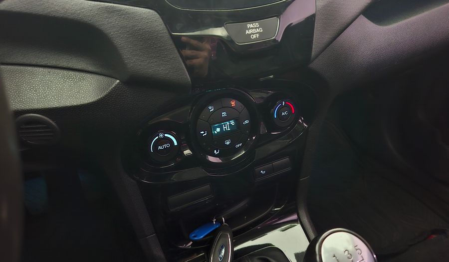 Ford Fiesta Kinetic Design 1.6 TITANIUM Sedan 2014