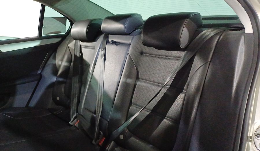 Volkswagen Jetta 2.5 SPORT PAQ WELTRADIO TECHO TIPTRONIC Sedan 2014