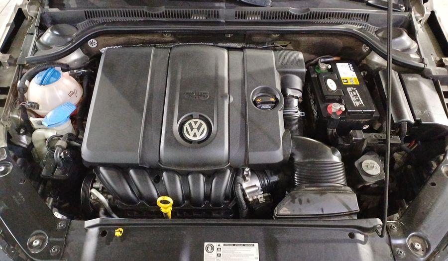 Volkswagen Jetta 2.5 SPORT PAQ WELTRADIO TECHO TIPTRONIC Sedan 2014