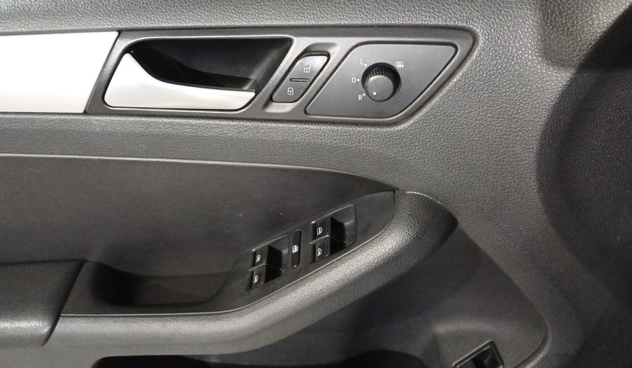 Volkswagen Jetta 2.5 SPORT PAQ WELTRADIO TECHO TIPTRONIC Sedan 2014