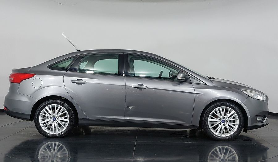 Ford Focus SE PLUS FASTBACK Sedan 2017