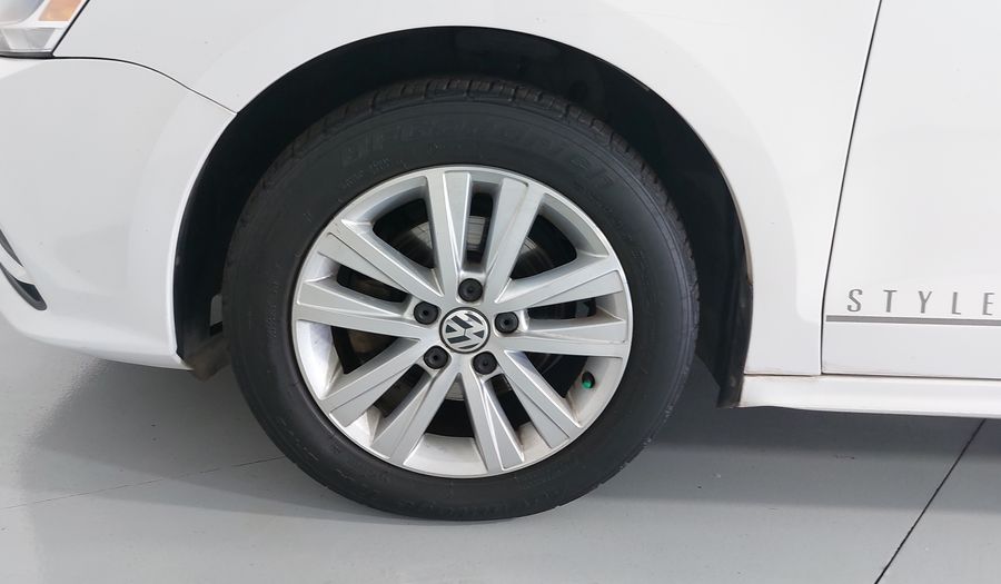 Volkswagen Jetta 2.0 STYLE MT Sedan 2017