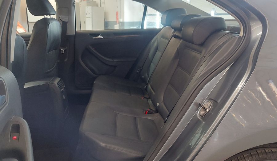 Volkswagen Vento 2.5 LUXURY Sedan 2011